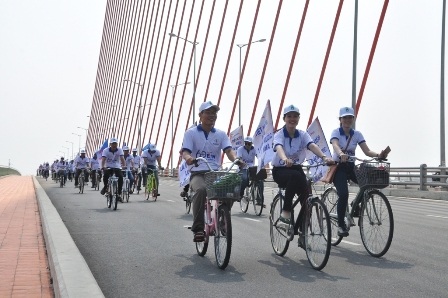 300 thanh niên đạp xe trên các tuyến đường chính của thành phố Đà Nẵng.