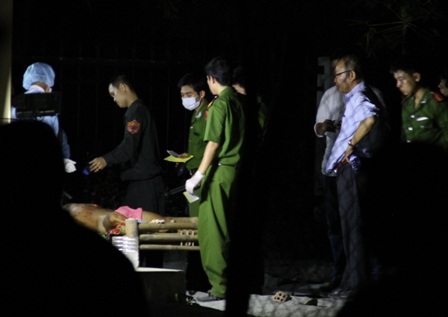 Lực lượng Công an đang khám nghiệm tử thi, khám nghiệm hiện trường để điều tra