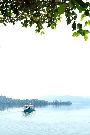 Du khách đạp xe quanh hồ