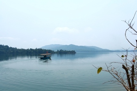 Phong cảnh thanh bình, thơ mộng của hồ Phú Ninh