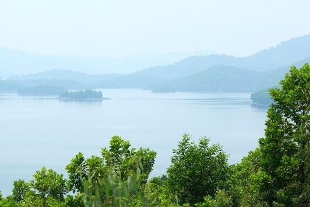 Hồ Phú Ninh có rất nhiều đảo và bán đảo