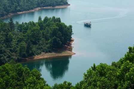 Hồ Phú Ninh có rất nhiều đảo và bán đảo