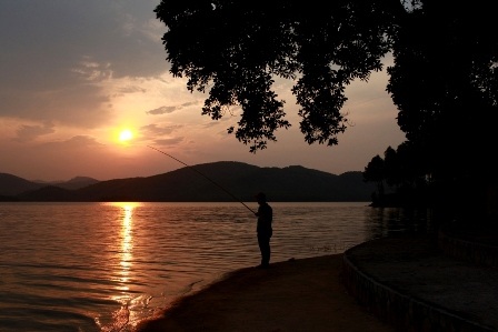 Hoàng hôn trên hồ Phú Ninh