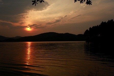 Hoàng hôn trên hồ Phú Ninh