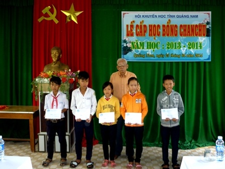 Trao 150 suất học bổng đến học sinh vùng bão Chan Chu - 1 Các em học sinh vùng bão Chan Chu được nhận học bổng trong dịp này.