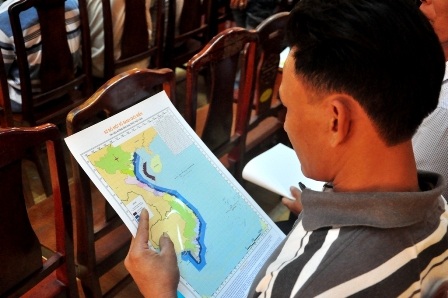 Ngư dân được phát tờ rơi, tài liệu về biển đảo