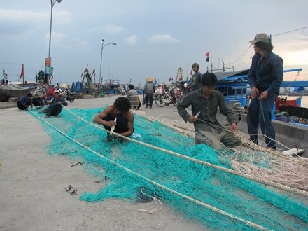 Ngư dân vững lòng, hàng loạt tàu cá rẽ sóng ra Hoàng Sa, Trường Sa - 3 Sau chuyến biển, các ngư dân vá lại lưới để chuẩn bị cho chuyến ra khơi tiếp theo
