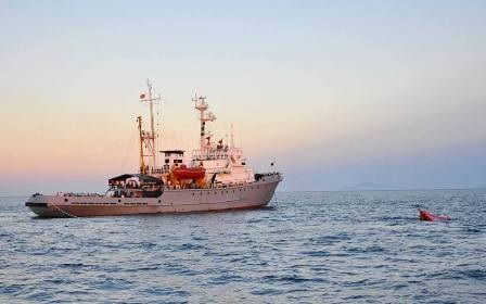 Tàu vận tải VT 57 đang lai dắt tàu ĐNa từ đảo Lý Sơn về Đà Nẵng