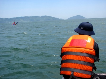 Tàu chỉ còn nổi trên mặt nước khoảng 2m