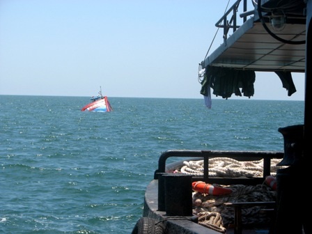 Tàu chỉ còn nổi trên mặt nước khoảng 2m