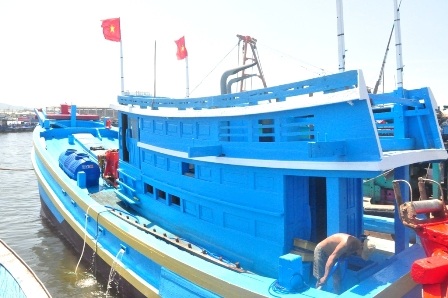 Tàu cá ĐNa 98001 có công suất máy 450CV của ông Lê Văn Xuân chuẩn bị hạ thủy