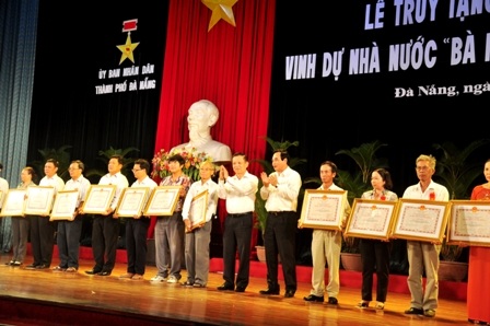 Đón nhận danh hiệu vinh dự Nhà nước “Mẹ Việt Nam anh hùng” - 2 Đón nhận danh hiệu vinh dự Nhà nước “Mẹ Việt Nam anh hùng”