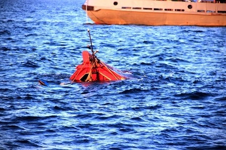 Các thợ lặn rất vất vả để cột chặt dây vào tàu mới có thể lai dắt