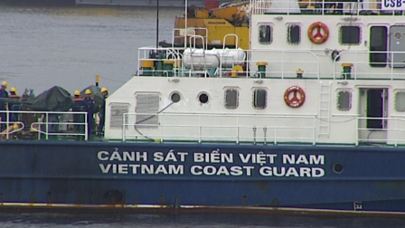 Sửa chữa 2 tàu Cảnh sát biển bị tàu Trung Quốc đâm hỏng - 2 Các công nhân đang tiến hành sửa chữa tàu CSB bị hỏng