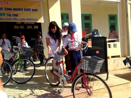 Đại diện Công ty Ta Yuan gửi tấm lòng đến các em học sinh của trường.