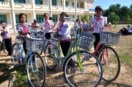 Các em học sinh của trường rất vui với món quà đầy bất ngờ dịp cuối năm học.