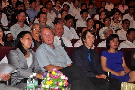 Nhân dân yêu chuộng hòa bình các nước tham dự buổi mít tinh