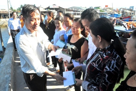 Nhà báo Nguyễn Đình Hòa trao tiền của bạn đọc Dân trí đến tận tay các chủ tàu cá tại Quảng Nam