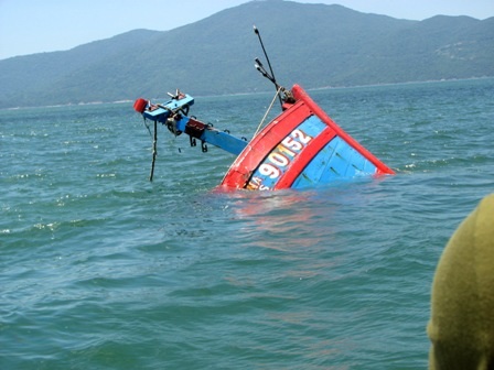 Tàu cá ĐNa 90152 rất khó lai dắt vì gần như đã chìm hẳn