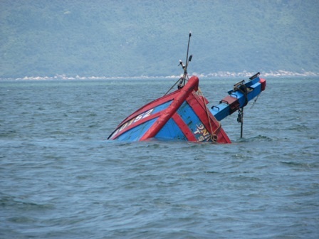 Tàu cá ĐNa 90152 rất khó lai dắt vì gần như đã chìm hẳn