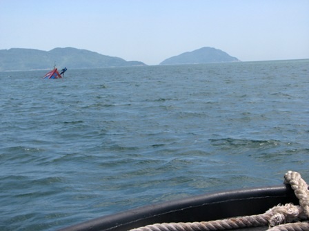 Tàu vận tải VT 57 đang lai dắt tàu ĐNa từ đảo Lý Sơn về Đà Nẵng