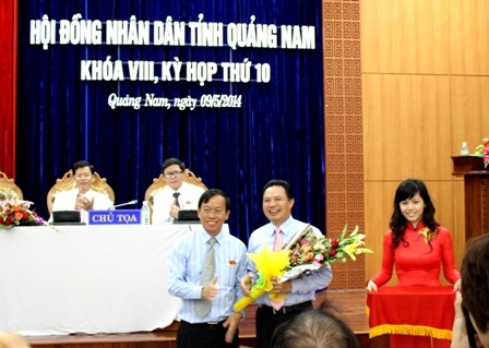 Quảng Nam có Phó Chủ tịch mới - 1 Chủ tịch UBND tỉnh Quảng Nam - ông Lê Phước Thanh (trái) tặng hoa chúc mừng ông Lê Văn Thanh