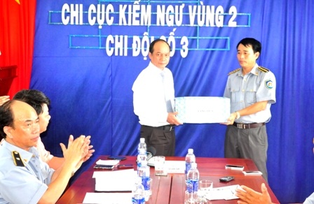 Thứ trưởng Bộ NN&PTNT Vũ Văn Tám trao quà đến lực lượng Kiểm ngư