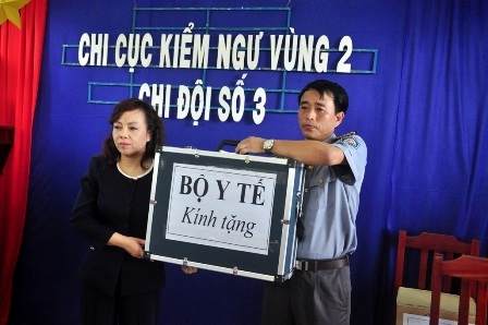 Bộ trưởng Nguyễn Thị Kim Tiến trao tủ thuốc cá nhân đến lực lượng Kiểm ngư