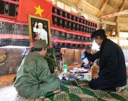 Già làng Cơlâu Nâm thắp nhang trước di ảnh Bác Hồ cầu mong hòa bình cho dân tộc