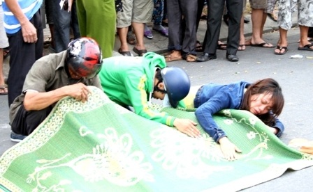 Người vợ ôm thi thể chồng khóc ngất sau tai nạn