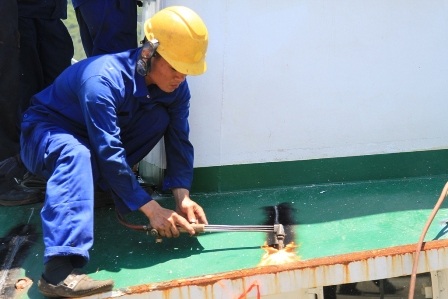 Công nhân đang tích cực sửa chữa tàu kiểm ngư