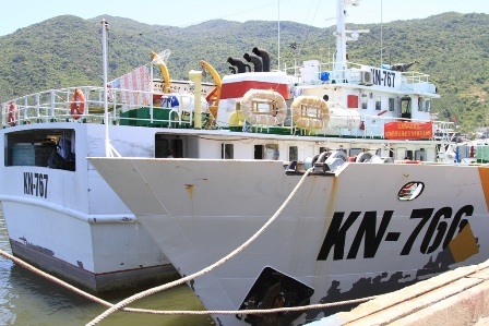 Hai tàu kiểm ngư 766 và 767 đang đậu tại cảng để được sửa chữa