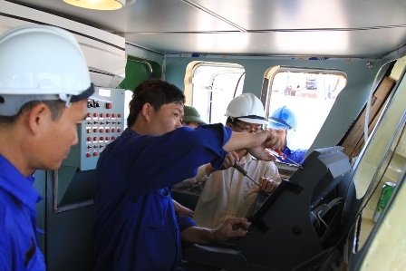 Sửa chữa bên trong cabin tàu