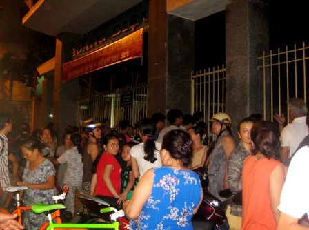 Người dân xung quanh đến trường theo dõi vụ việc