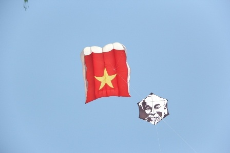 Chú diều hình lá cờ Tổ quốc và hình Bác Hồ.
