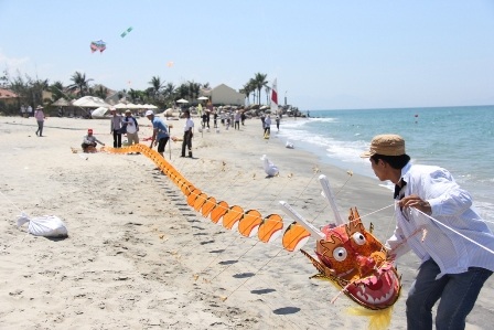 Chú diều hình lá cờ Tổ quốc và hình Bác Hồ.