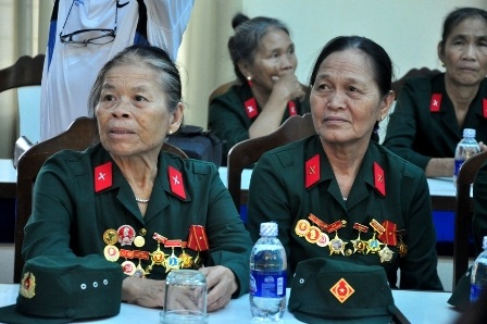 Đại đội nữ pháo binh ngư thủy Quảng Bình thăm huyện Hoàng Sa