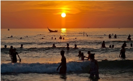 Triển lãm ảnh biển đảo quê hương - 13 Nắng sớm