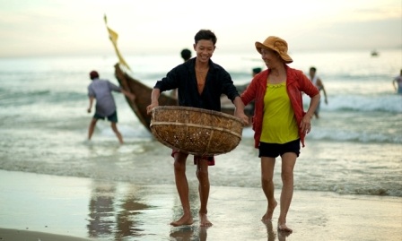 Triển lãm ảnh biển đảo quê hương - 14 Giúp mẹ