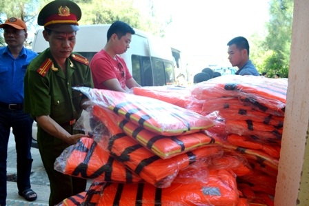 Áo phao được tặng đến bà con ngư dân Đà Nẵng