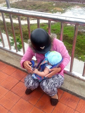 Kịp thời ngăn một phụ nữ ôm con nhỏ nhảy cầu tự tử - 1 Bé trai được người thân chăm sóc