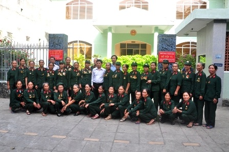 Đại đội nữ pháo binh ngư thủy Quảng Bình thăm huyện Hoàng Sa