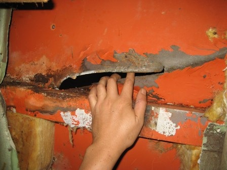 Vết thủng trên tàu CSB 2016. (Ảnh: V.Đ)