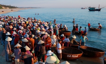 Triển lãm ảnh biển đảo quê hương - 5 Phiên chợ sớm