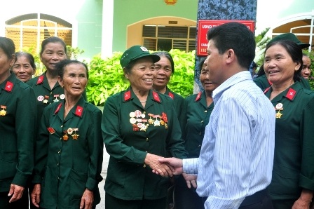 Đại đội nữ pháo binh ngư thủy Quảng Bình thăm huyện Hoàng Sa