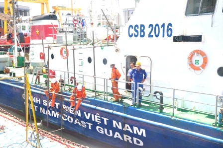 Các công nhân đang lắp giàn giáo để sửa chữa tàu