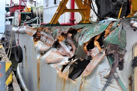 Mạn trái của tàu KN 951 bị tàu Trung Quốc đâm hỏng nặng