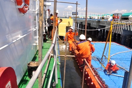 Lắp đặt giàn giáo để sửa chữa tàu