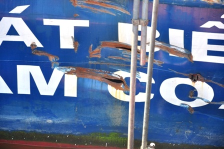 Các vết thủng bên mạn phải tàu CSB 2016