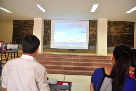 Người dân xem clip tàu Trung Quốc đâm chìm tàu cá ngư dân Đà Nẵng